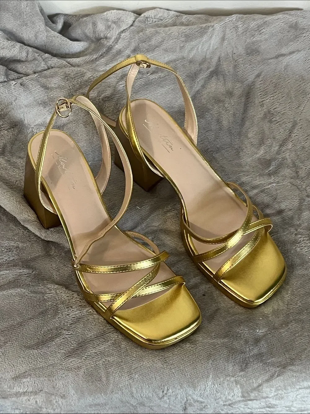 NWOB Mostrin Gold Strappy Block Heel Sandals Size 8.5 US 39 UK womens